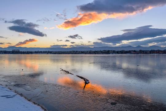 a serene picture of a lake